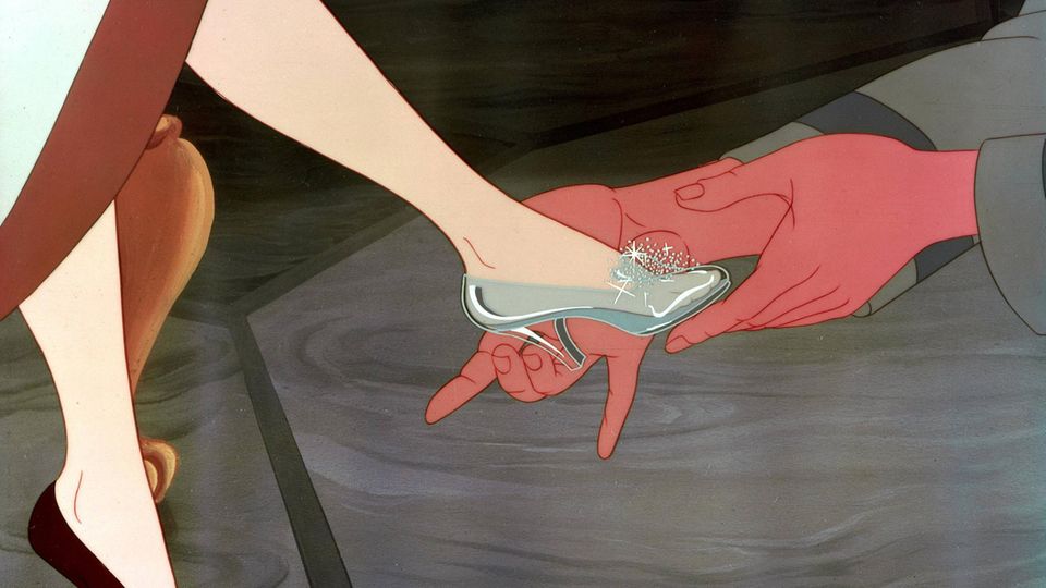 Szene aus dem Aschenputtel-Disneyfilm, in der der Prinz dem Aschenputtel den Schuh anzieht
