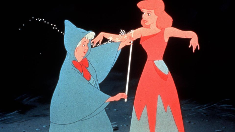 Szene aus dem Aschenputtel-Disneyfilm, in dem die Fee Cinderella in eine Prinzessin verwandelt