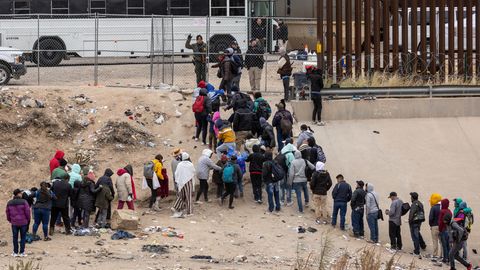 Migranten am Grenzzaun zwischen den USA und Mexiko