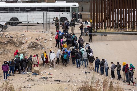 Migranten am Grenzzaun zwischen den USA und Mexiko