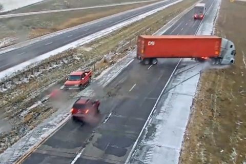 Lastwagen auf Glatteis: Fahrer verliert Kontrolle – LKW schleudert über die Fahrbahn