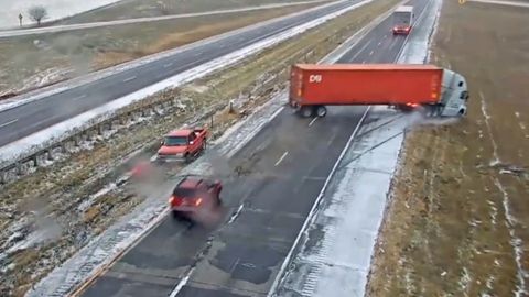 Lastwagen auf Glatteis: Fahrer verliert Kontrolle – LKW schleudert über die Fahrbahn