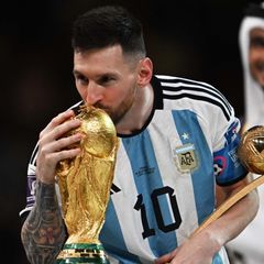 Lionel Messi küsst den Pokal