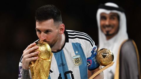 Lionel Messi küsst den Pokal