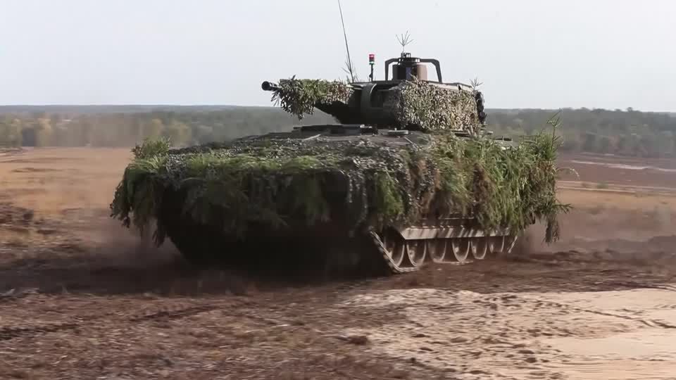 Video: Lambrecht stellt nach Ausfall Zukunft des Schützenpanzers Puma infrage