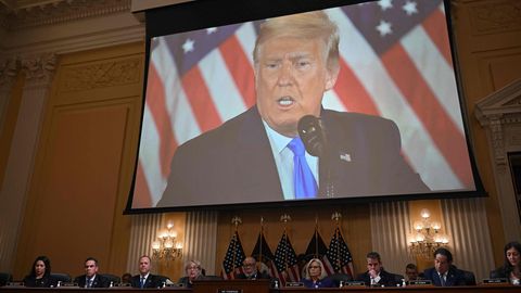 Der ehemalige US-Präsident Donald Trump ist auf einem Bildschirm im Untersuchungsausschuss zum Kapitol-Sturm zu sehen