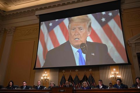 Der ehemalige US-Präsident Donald Trump ist auf einem Bildschirm im Untersuchungsausschuss zum Kapitol-Sturm zu sehen