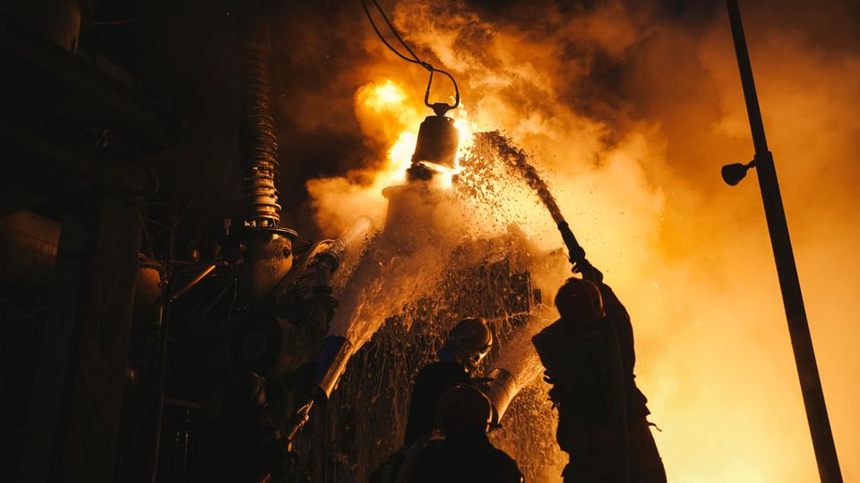 Ukraine meldet russische Angriffe auf Stromversorgung Feuerwehrleute des ukrainischen Katastrophenschutzes löschen einen Brand