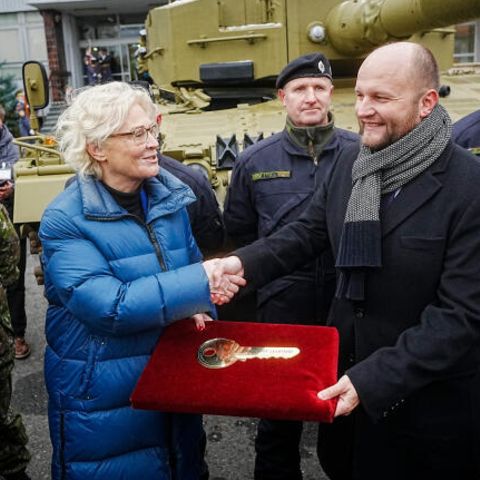 Symbolisch übergibt Verteidigungsministerin Lambrecht den übergroßen Leopard-Schlüssel