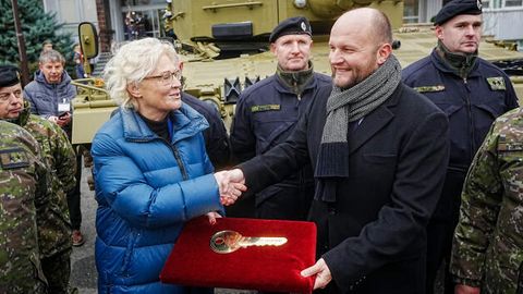 Symbolisch übergibt Verteidigungsministerin Lambrecht den übergroßen Leopard-Schlüssel