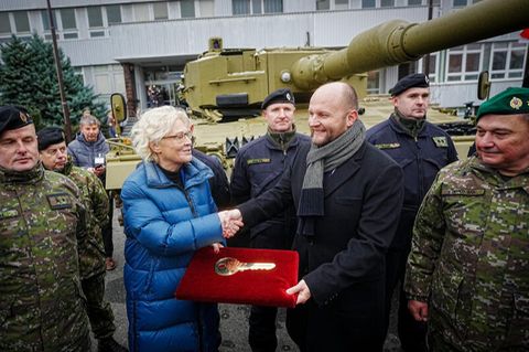 Symbolisch übergibt Verteidigungsministerin Lambrecht den übergroßen Leopard-Schlüssel