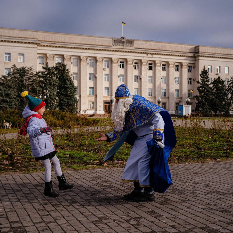 Cherson, Ukraine. In dem kriegsgebeutelten Land sieht es gerade alles andere als weihnachtlich aus – nicht nur wegen der Zerstörung durch die russischen Truppen, sondern auch wegen des Wetters. All das kann den guten Sankt Niklolaus aber nicht aufhalten. Er kommt trotzdem zu den Kindern – und die freuen sich.