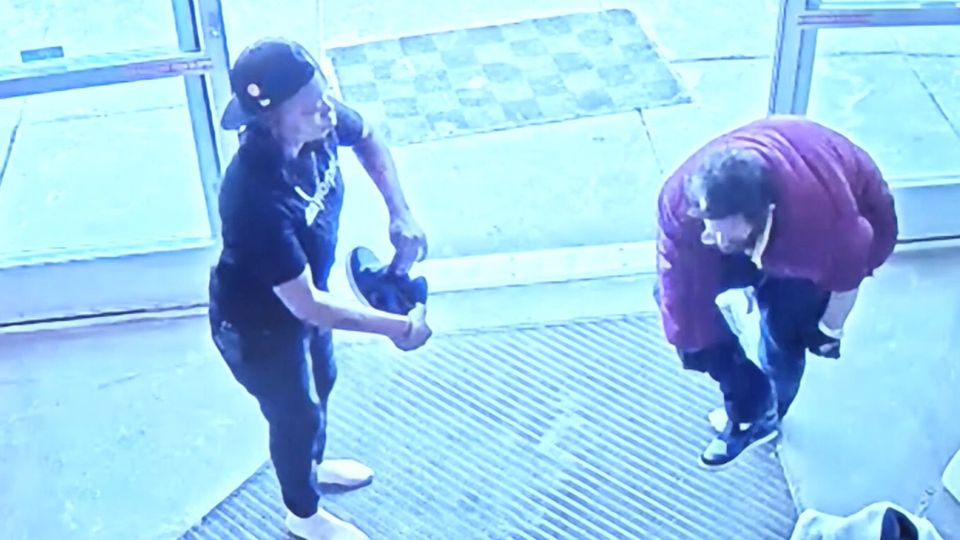 Frau gibt Obdachlosem ihre Schuhe – und löst eine Welle des Mitgefühls aus Frau gibt Obdachlosem ihre Schuhe – und löst eine Welle des Mitgefühls aus