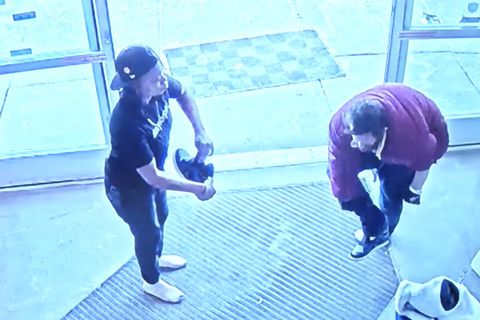 Frau gibt Obdachlosem ihre Schuhe – und löst eine Welle des Mitgefühls aus