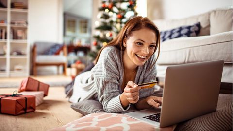 Frau shoppt am Laptop Weihnachtsgeschenke