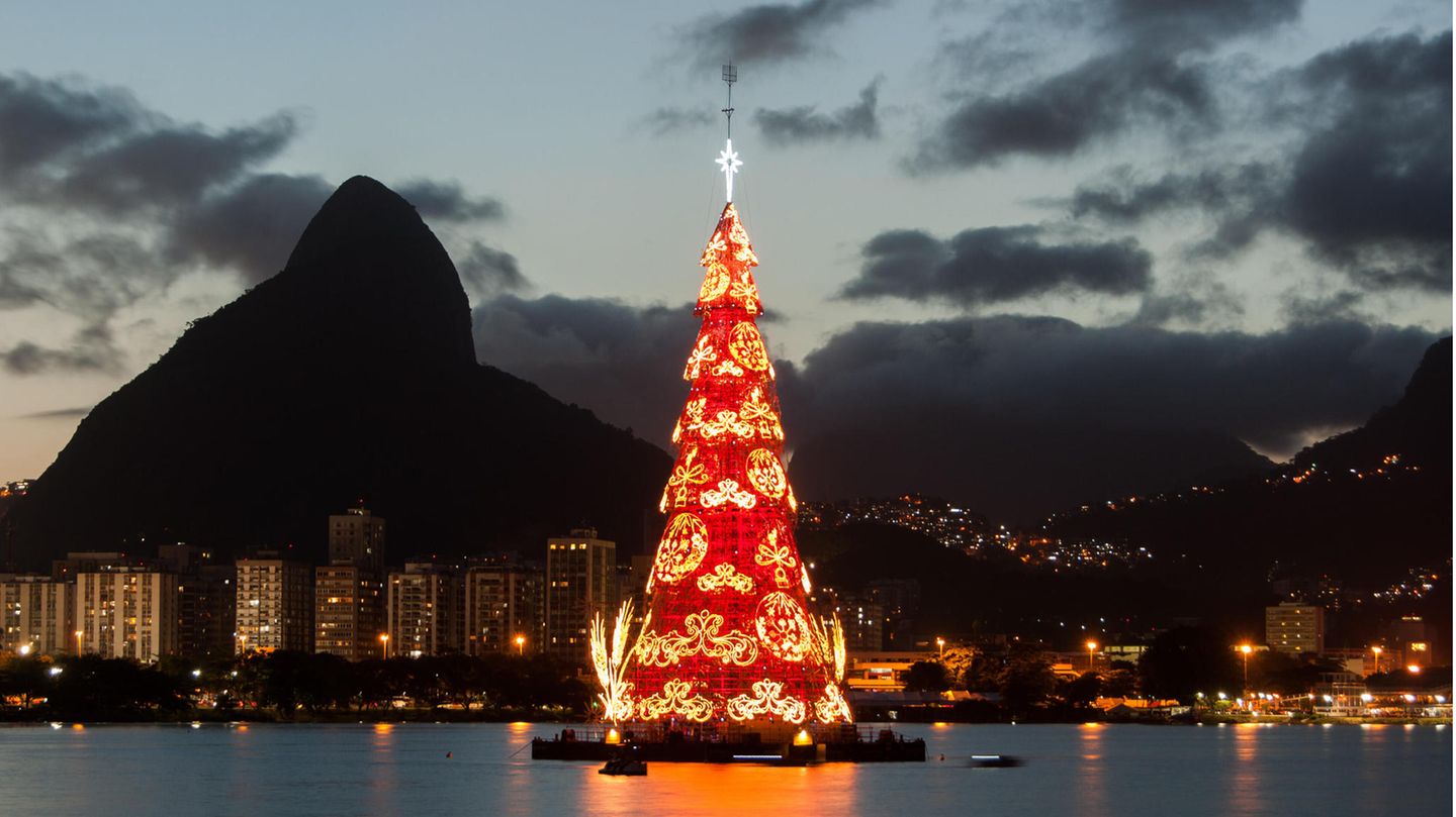 Der schwimmende Weihnachtsbaum in Rio de Janeiro mit dem Zuckerhut im Hintergrund