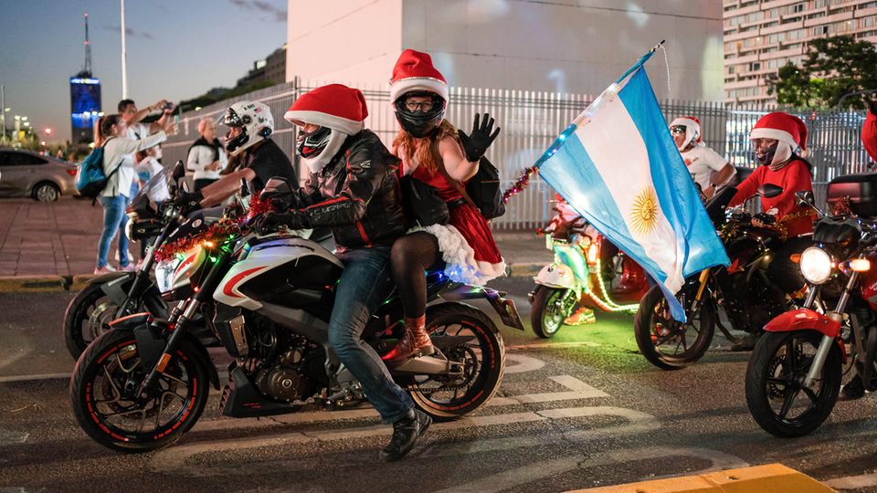 In bester Weihnachts- und WM- Stimmung in Buenos Aires: Feiernde nach dem Sieg der argentinischen Mannschaft bei der Fußball-Weltmeisterschaft in Katar.