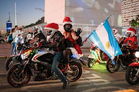 In bester Weihnachts- und WM- Stimmung in Buenos Aires: Feiernde nach dem Sieg der argentinischen Mannschaft bei der Fußball-Weltmeisterschaft in Katar.
