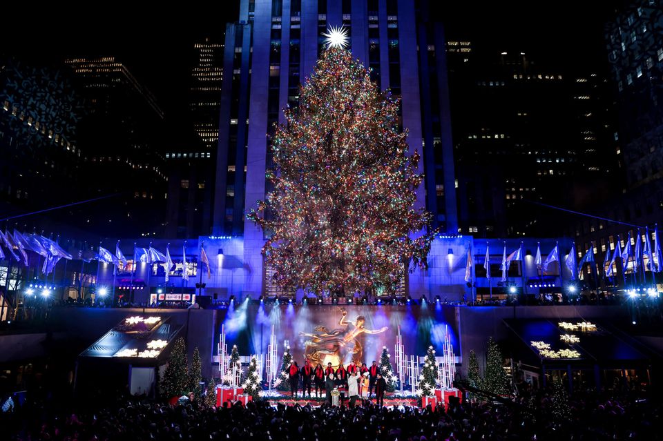 Lichterritual seit 90 Jahren: Mehr als 50.000 Lichter wurden am Weihnachtsbaum vor dem Rockefeller Center angezündet.