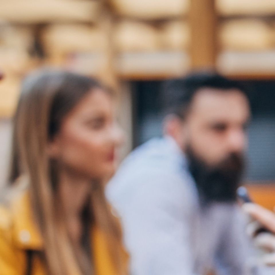 Auf andere zuzugehen ist schwieriger, wenn man mit sich selbst unzufrieden ist (Symbolbild)