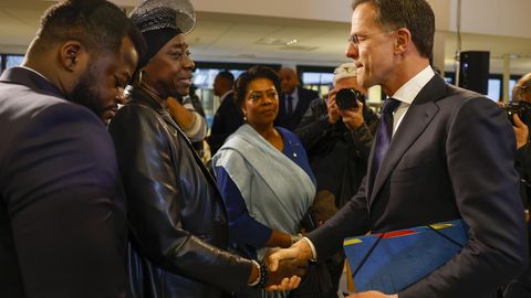Premierminister der Niederlande Mark Rutte im Gespräch mit Gästen nach einer Rede