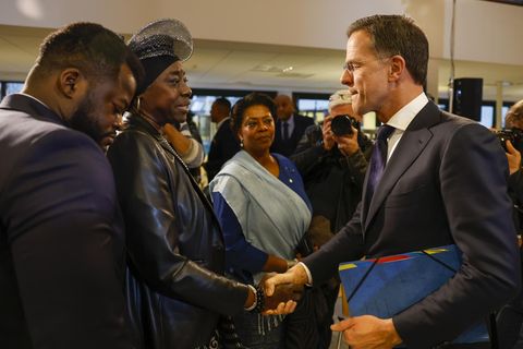 Premierminister der Niederlande Mark Rutte im Gespräch mit Gästen nach einer Rede
