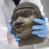 Eine Museumsmitarbeiterin in Berlin verpackt eine der Benin-Bronzen, die für die Rückgabe nach Nigeria im Ethnologischen Museum Dahlem zusammen gestellt wurden. Hier handelt es sich um einen Trophäenkopf, der eine besiegte, mächtige Person darstellt.