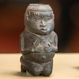 Das zeremoniale Gefäss einer knienden Frau