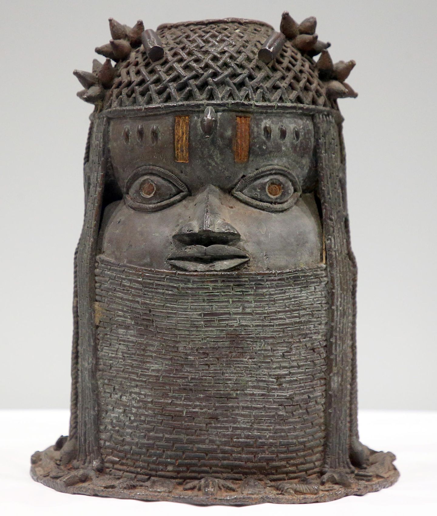 Das ist ein sogenannter Gedenkkopf, der an einen König erinnert. Sie wurden seit frühester Zeit aus Messing hergestellt, um Verstorbene zu ehren und Ahnenschreine zu verschönern.