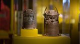 Raubkunst: Gedenkköpfe eines Königs aus einer unbekannten Werkstatt der Bronzegießergilde Igun Eronmwon, 19. Jahrhundert Gedenkköpfe eines Königs aus einer unbekannten Werkstatt der Bronzegießergilde Igun Eronmwon, 19. Jahrhundert