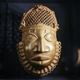 Die bronzene Maske eines Königs. Sie diente als Schmuckstück (Gprtelmaske), also verzierte Knoten oder Gürtel an Kleidungsstücken.