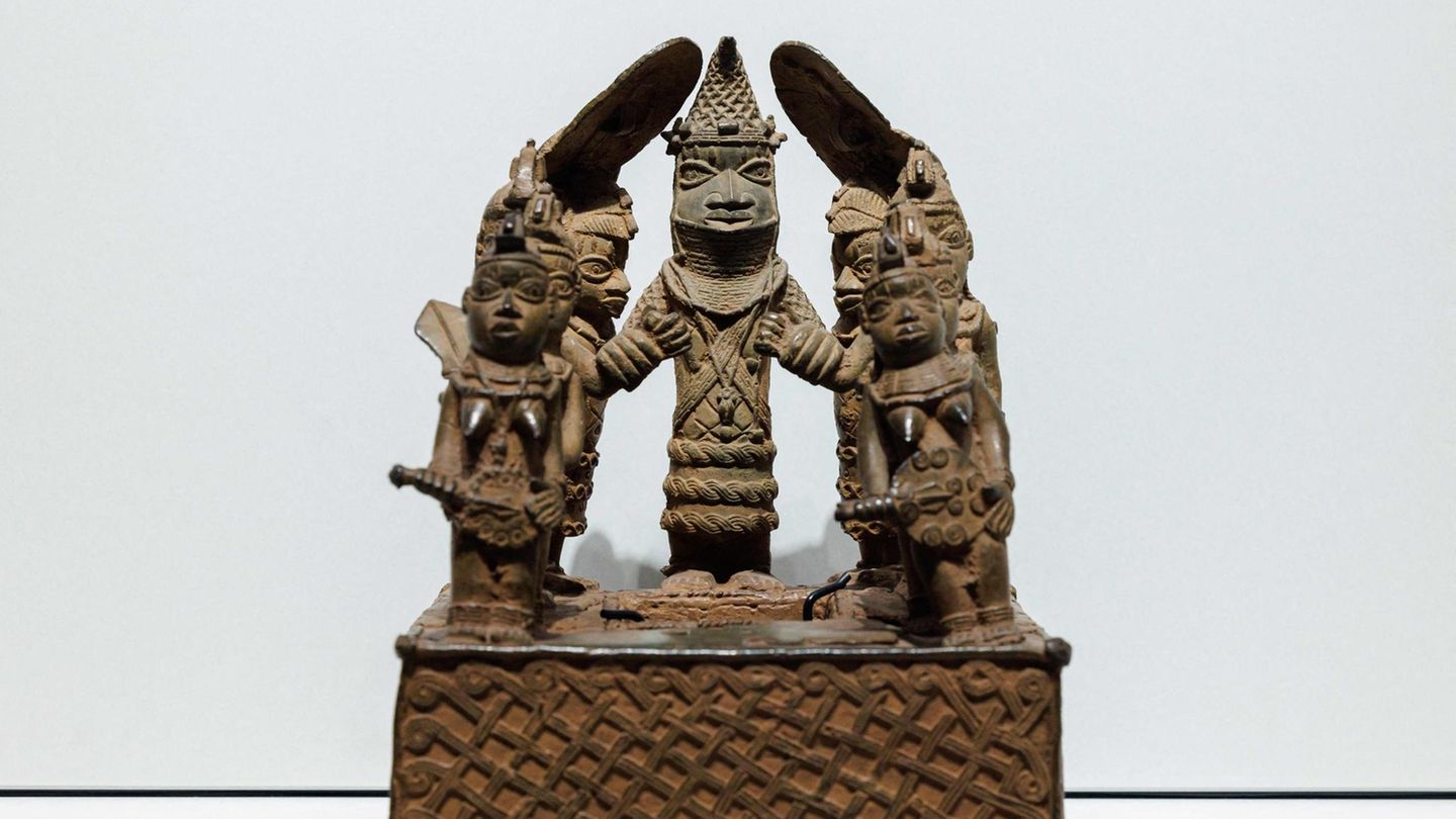 Eine Altar-Gruppe mit der Darstellung einer Königin Mutter, die im Königreich Benin eine mächtige und unabhängige Position einnahmen