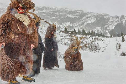 Eine Krampus-Gruppe im Schnee