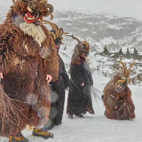 Eine Krampus-Gruppe im Schnee