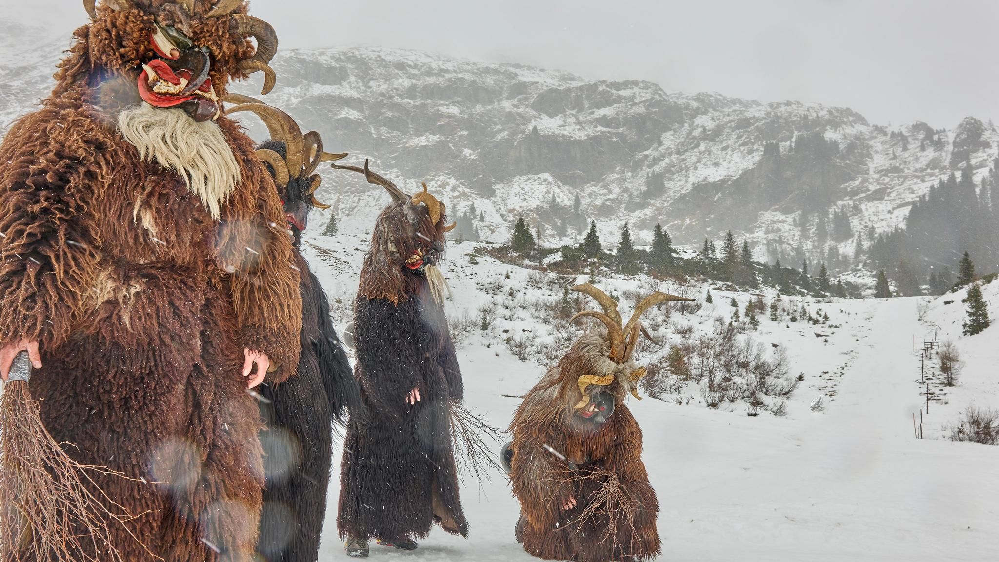 Eine Krampus-Gruppe im Schnee