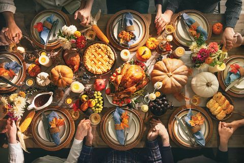 Tafel voller Festtagsleckereien