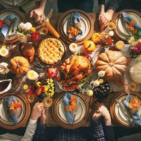 Tafel voller Festtagsleckereien