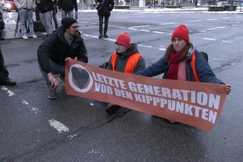 Kleben fürs Klima: "Letzte Generation" blockiert Münchner Hauptverkehrsstraße
