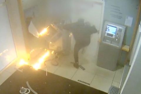 Bankräuber sprengen Automaten mit gefährlichen Sprengstoffen auf