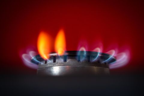 Die Flamme eines Gasherdes brennt in einer Küche