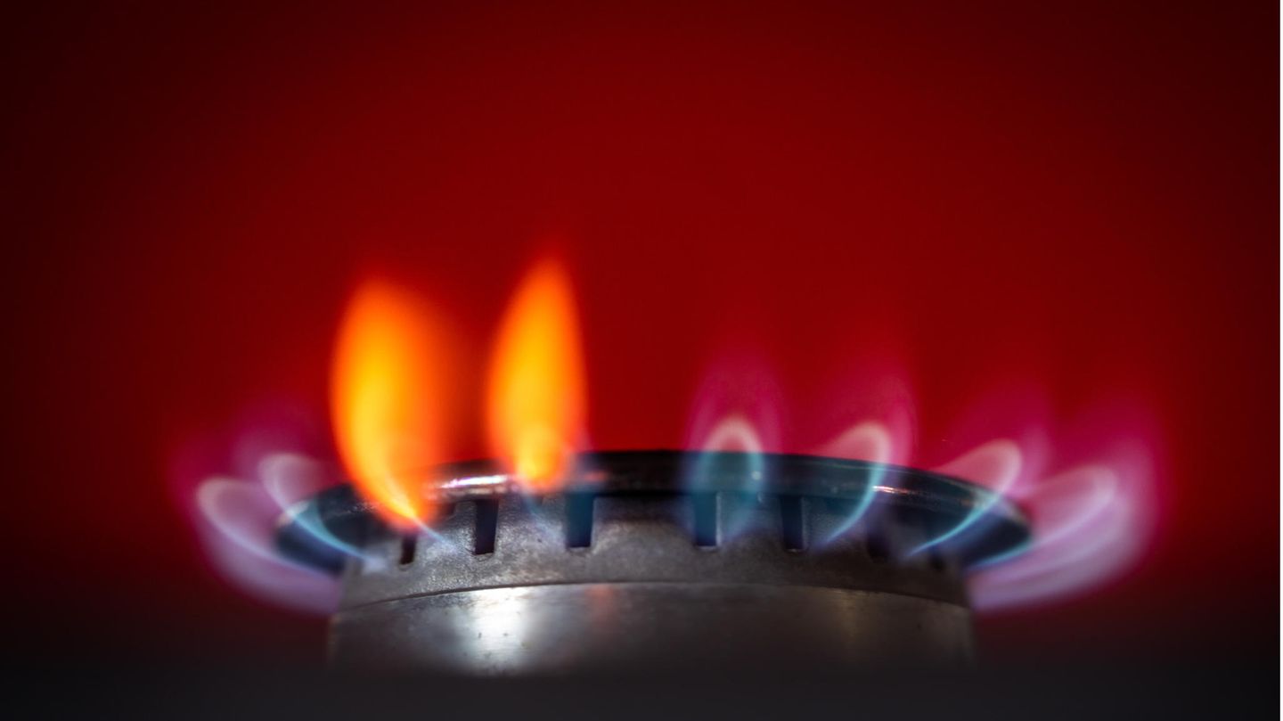 Die Flamme eines Gasherdes brennt in einer Küche