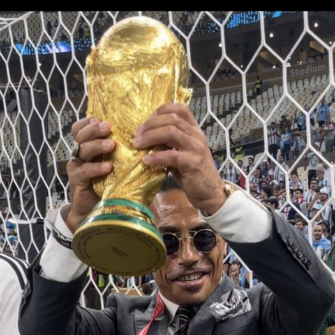 Salt Bae mit WM-Pokal