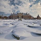 Nordrhein-Westfalen: Das Westfälische Versailles im Münsterland entdecken  Mitten im Münsterland liegt das Schloss Nordkirchen. Es gilt gemeinhin als eines der schönsten Schlösser des Bundeslandes und wird gerne auch als Westfälisches Versailles bezeichnet. Besonders schön erscheint es, wenn es von einer winterlichen Schneelandschaft umgeben ist. Auf dem etwa 3,5 Kilometer langen Fledermaus-Rundweg können Wanderer nicht nur diesen Ort erkunden, sondern durch malerische Alleen schlendern und die Natur des Münsterlandes erkunden. Mehr Infos. 