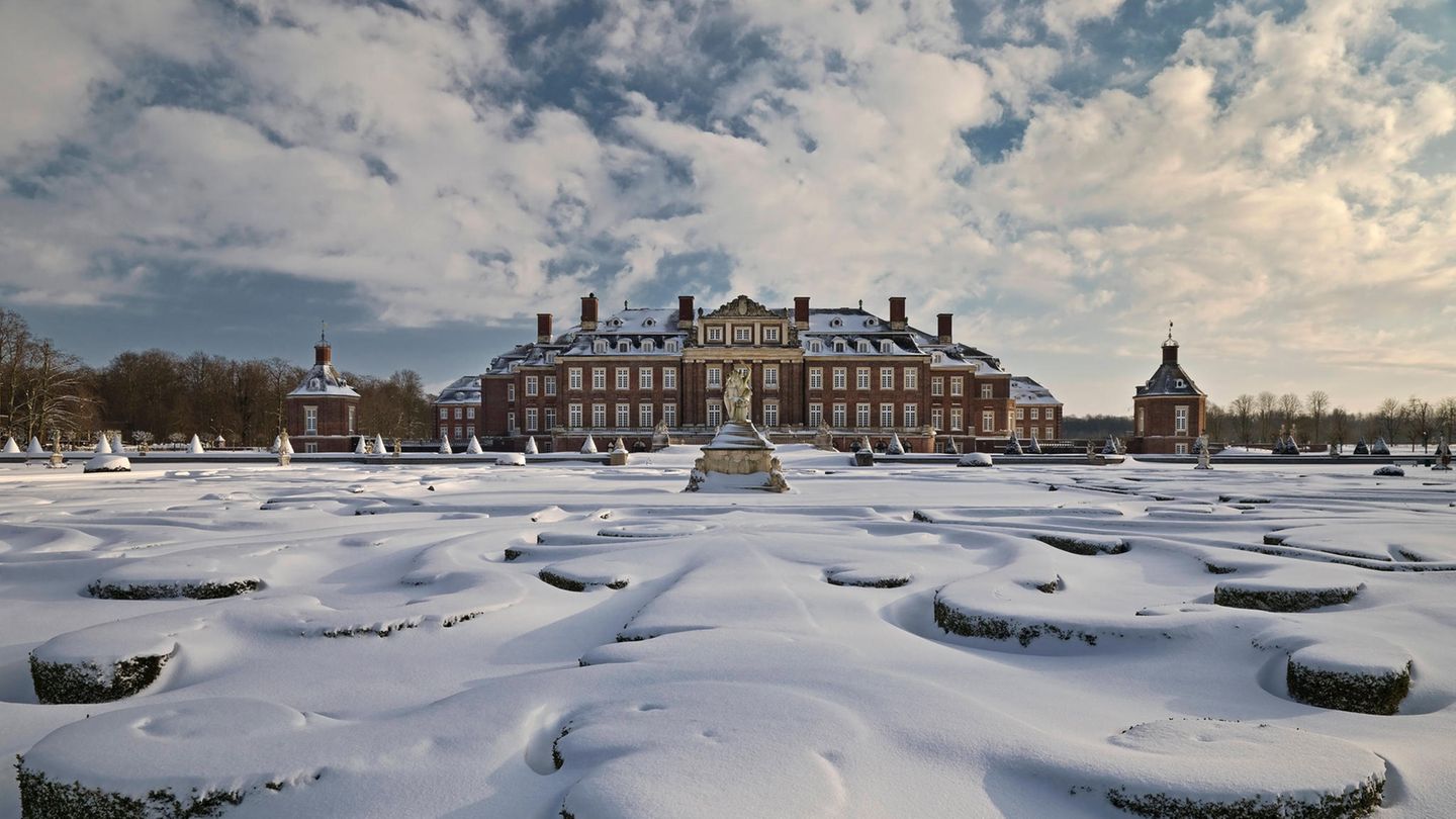 Nordrhein-Westfalen: Das Westfälische Versailles im Münsterland entdecken  Mitten im Münsterland liegt das Schloss Nordkirchen. Es gilt gemeinhin als eines der schönsten Schlösser des Bundeslandes und wird gerne auch als Westfälisches Versailles bezeichnet. Besonders schön erscheint es, wenn es von einer winterlichen Schneelandschaft umgeben ist. Auf dem etwa 3,5 Kilometer langen Fledermaus-Rundweg können Wanderer nicht nur diesen Ort erkunden, sondern durch malerische Alleen schlendern und die Natur des Münsterlandes erkunden. Mehr Infos. 