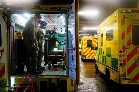 Soldaten bereiten sich darauf vor während des Streiks für das Gesundheitspersonal einzuspringen