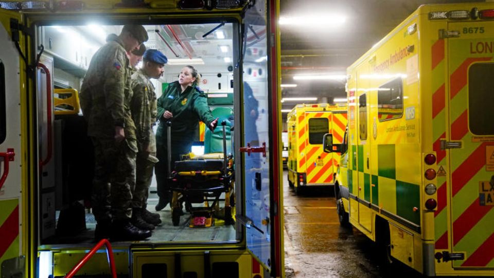 Soldaten bereiten sich darauf vor während des Streiks für das Gesundheitspersonal einzuspringen