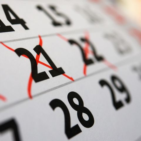 Auf einem Wandkalender sind die schwarze Zahlen 20, 21 und 22 mit roten Kreuzen durchgestrichen