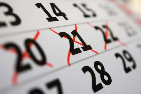 Auf einem Wandkalender sind die schwarze Zahlen 20, 21 und 22 mit roten Kreuzen durchgestrichen