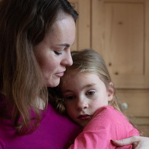 Yulia umarmt ihre siebenjährige Tochter Diana