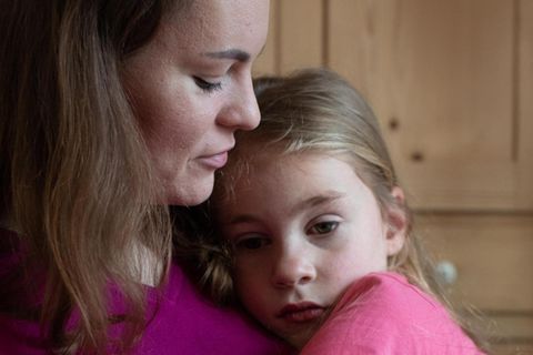 Yulia umarmt ihre siebenjährige Tochter Diana